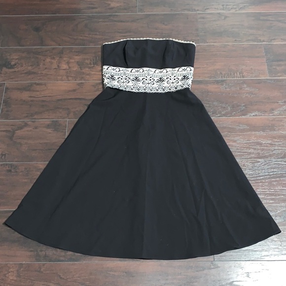 White House Black Market Dresses & Skirts - WHBM White House Black Market Strapless Dress w/ Embroidered Waist Detail, sz 0.